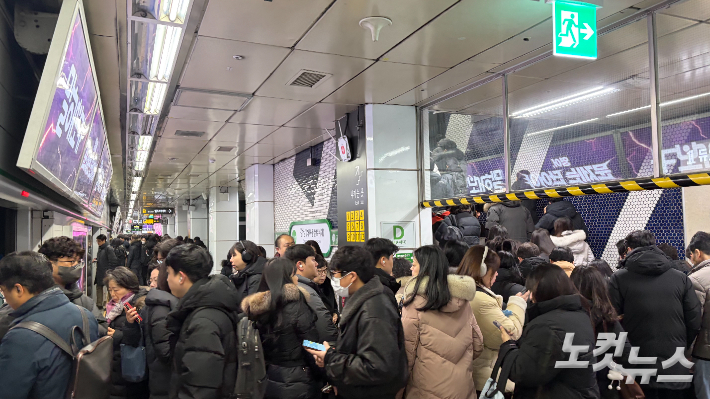 14일 오전 8시 30분쯤 서울 강남역에 승객이 붐비는 모습. 박인 기자