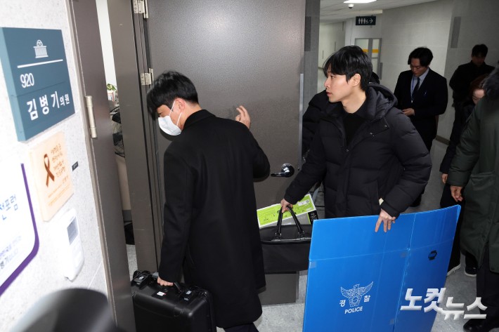 경찰이 14일 서울 여의도 국회 의원회관 김병기 전 민주당 원내대표 사무실에 '공천헌금' 등의 의혹으로 압수수색에 나서고 있다.