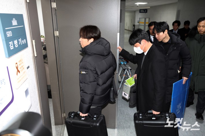 경찰이 14일 서울 여의도 국회 의원회관 김병기 전 민주당 원내대표 사무실에 '공천헌금' 등의 의혹으로 압수수색에 나서고 있다.