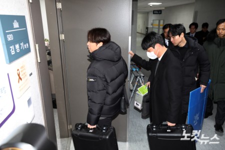 경찰이 14일 서울 여의도 국회 의원회관 김병기 전 민주당 원내대표 사무실에 '공천헌금' 등의 의혹으로 압수수색에 나서고 있다.