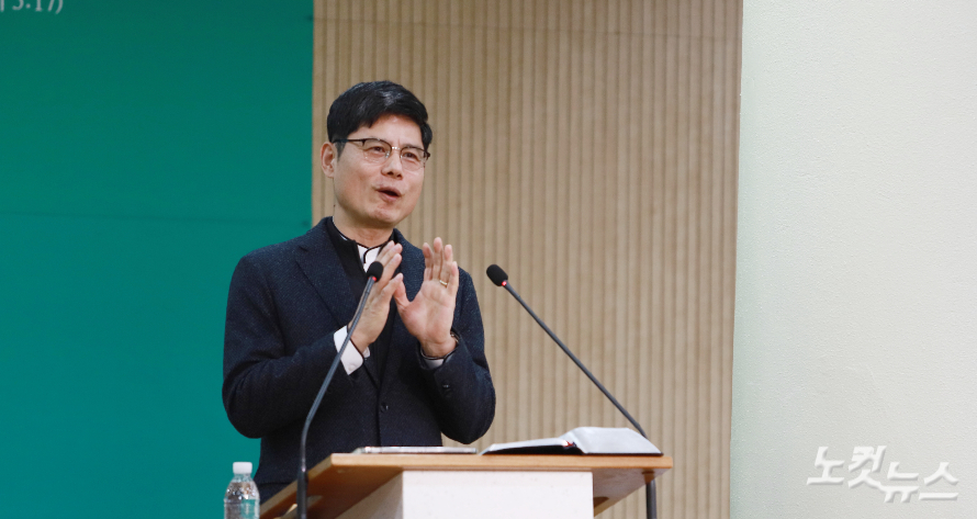 첫날 강사로 나선 윤영민 목사가 하나님의 은혜에 대해 강조하고 있다. 한세민 기자