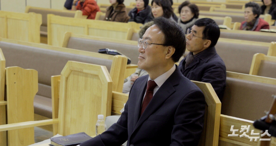 김민호 담임목사가 설교를 듣고 있다. 한세민 기자