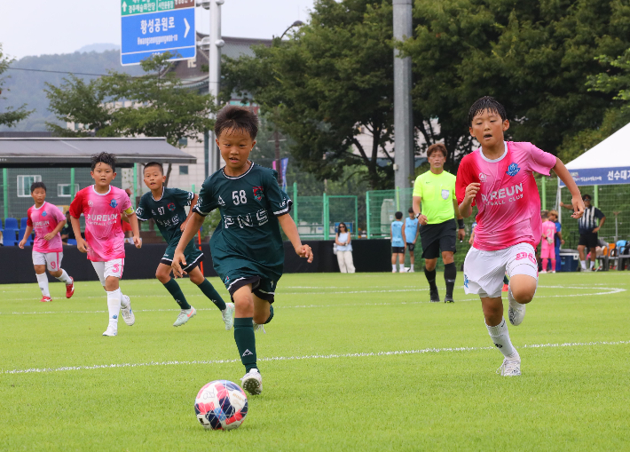 경주시 알천구장에서 열린 유소년 축구 경기에서 선수들이 그라운드를 누비고 있다. 경주시 제공