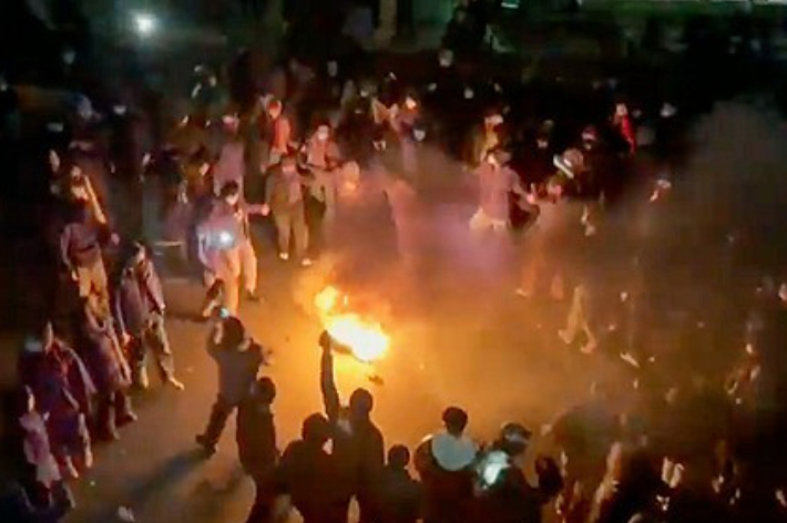 이란 수도 테헤란에서 불을 피우며 시위하는 군중들. 연합뉴스