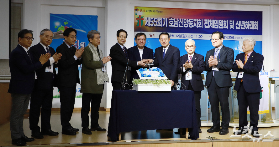 총회장 정훈 목사, 전 총회장 채영남 목사, 회장 서순석 목사 등이 케익커팅을 하고 있다. 한세민 기자