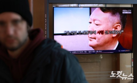 내란 우두머리 혐의로 기소된 윤석열 전 대통령에게 법정 최고형인 사형이 구형된 가운데 14일 오전 서울역 대합실에서 시민들이 관련 뉴스를 시청하고 있다.