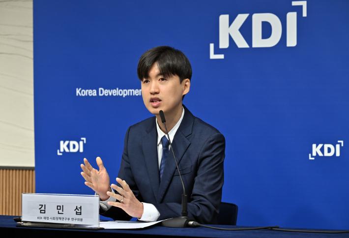 KDI 김민섭 연구위원이 14일 세종 재정경제부 브리핑실에서 KDI포커스 '근로자 인지역량의 감소 요인과 개선 방안'을 설명하고 있다. KDI제공