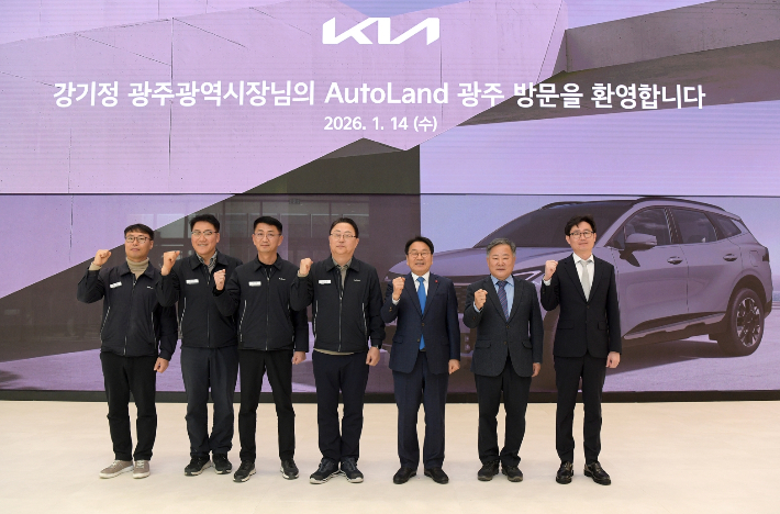 강기정 시장과 광주미래차모빌리티진흥원은 14일 기아 오토랜드광주를 방문해 임직원들의 노고를 격려하고, 급변하는 미래차 시장에 대응하기 위한 현장의 목소리를 청취했다. 광주광역시 제공