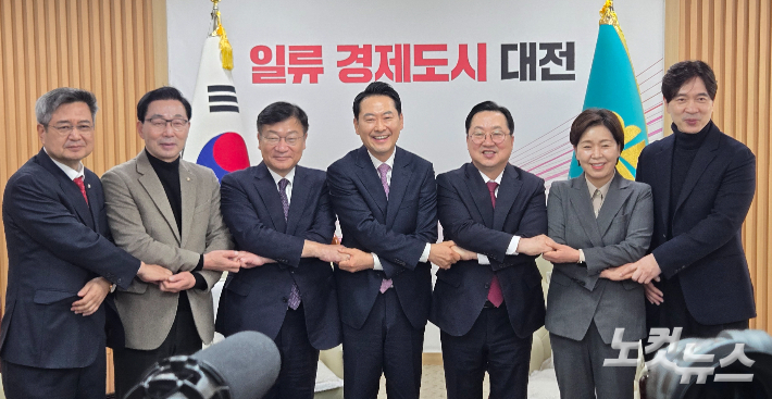 장동혁 국민의힘 대포와 이장우 대전시장이 14일 대전시청에서 대전·충남 행정통합 관련 정책을 협의했다. 왼쪽 네 번째 장동혁 대표, 왼쪽 다섯 번째 이장우 대전시장. 고형석 기자