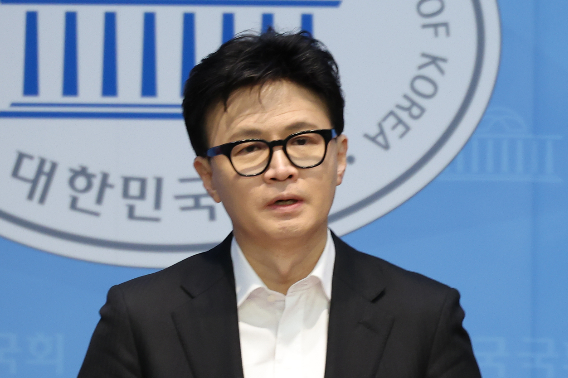 국민의힘 한동훈 전 대표가 14일 국회 소통관에서 당 윤리위원회가 본인을 제명 결정한 것과 관련해 입장을 밝히고 있다. 연합뉴스