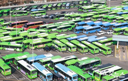 서울 시내버스 파업 이틀째인 14일 서울 한 버스공영차고지에 서울 시내 버스들이 주차돼 있다.