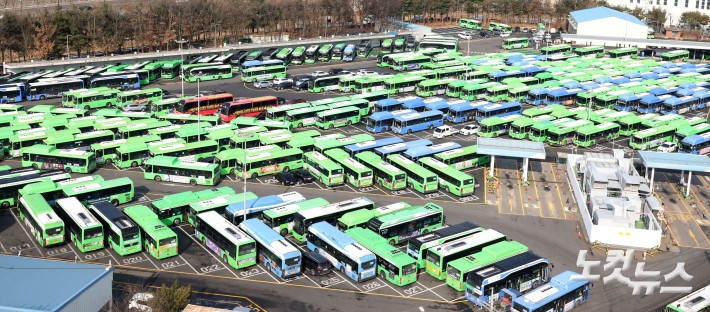 서울 시내버스 파업 이틀째인 14일 서울 한 버스공영차고지에 서울 시내 버스들이 주차돼 있다.