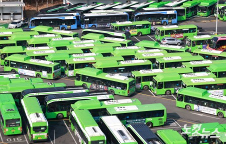 서울 시내버스 파업 이틀째인 14일 서울 한 버스공영차고지에 서울 시내 버스들이 주차돼 있다.