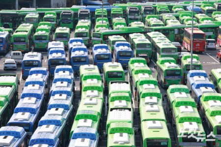 서울 시내버스 파업 이틀째인 14일 서울 한 버스공영차고지에 서울 시내 버스들이 주차돼 있다.