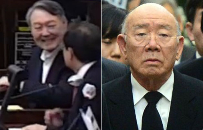 12·3 비상계엄 관련 내란 우두머리 혐의로 기소된 윤석열 전 대통령이 13일 서울 서초구 서울중앙지방법원 417호 형사대법정에서 열린 내란 우두머리 혐의 결심공판에서 변호인들과 대화하며 웃고 있다. 서울중앙지법 제공·자료사진