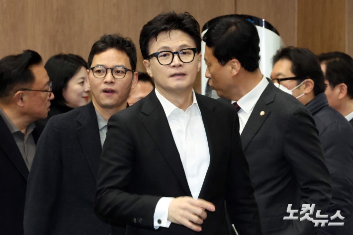 국민의힘 한동훈 전 대표가 14일 국회 소통관에서 당 윤리위원회가 본인을 제명 결정한 것과 관련 입장을 밝히기 위해 단상으로 이동하고 있다.