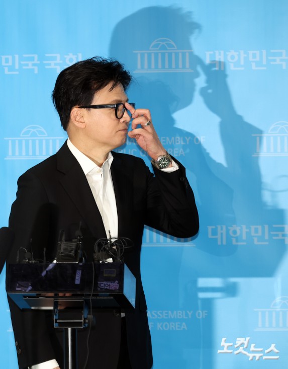 국민의힘 한동훈 전 대표가 14일 국회 소통관에서 당 윤리위원회가 본인을 제명 결정한 것과 관련 입장을 밝히고 이동하고 있다.