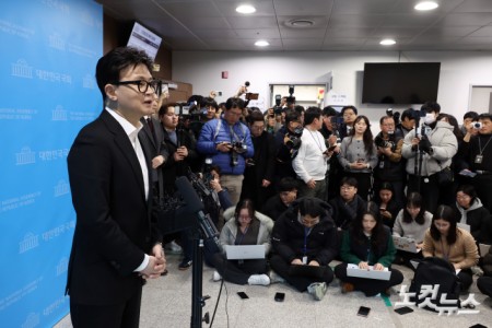 국민의힘 한동훈 전 대표가 14일 국회 소통관에서 당 윤리위원회가 본인을 제명 결정한 것과 관련 입장을 밝히고 취재진의 질문에 답변을 하고 있다.