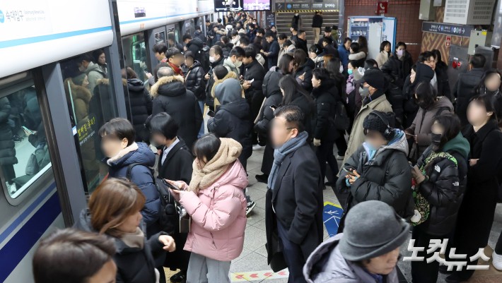 서울 시내버스 무기한 총파업 이틀째인 14일 서울역이 출근길 인파로 붐비고 있다.