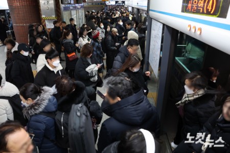 서울 시내버스 무기한 총파업 이틀째인 14일 서울역이 출근길 인파로 붐비고 있다.