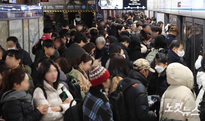 서울 시내버스 무기한 총파업 이틀째인 14일 서울역이 출근길 인파로 붐비고 있다.