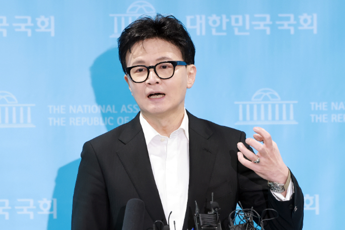 국민의힘 한동훈 전 대표가 14일 당 윤리위원회가 본인을 제명 결정한 것과 관련해 입장을 밝힌 뒤 취재진 질문에 답하고 있다. 연합뉴스