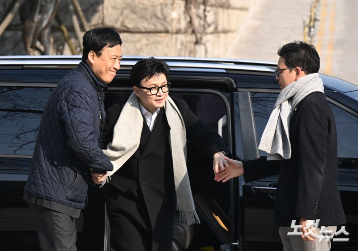 국민의힘 한동훈 전 대표가 14일 당 윤리위원회가 본인을 제명 결정한 것과 관련해 입장을 밝히기 위해 국회 소통관으로 향하고 있다.