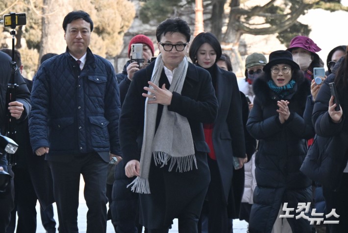 국민의힘 한동훈 전 대표가 14일 당 윤리위원회가 본인을 제명 결정한 것과 관련해 입장을 밝히기 위해 국회 소통관으로 향하고 있다.