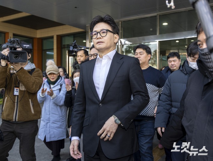 국민의힘 한동훈 전 대표가 2026년 1월 14일 당 윤리위원회가 본인을 제명 결정한 것과 관련해 소통관에서 입장을 밝히고 퇴장하고 있다.