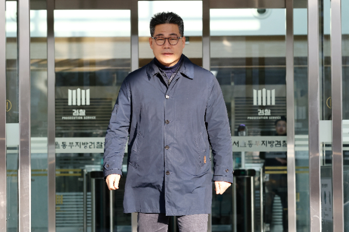 백해룡 경정이 파견 종료 소회를 밝히기 위해 14일 서울동부지검 앞으로 이동하고 있다. 연합뉴스