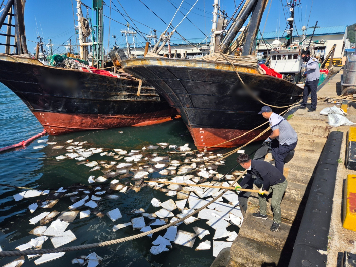 여수해경이 국동항 일대에서 방제작업을 벌이고 있다. 여수해경 제공