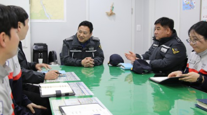 양종타 인천해양경찰서장이 대명파출소를 방문해 직원들을 격려하고 있는 모습. 해경 제공