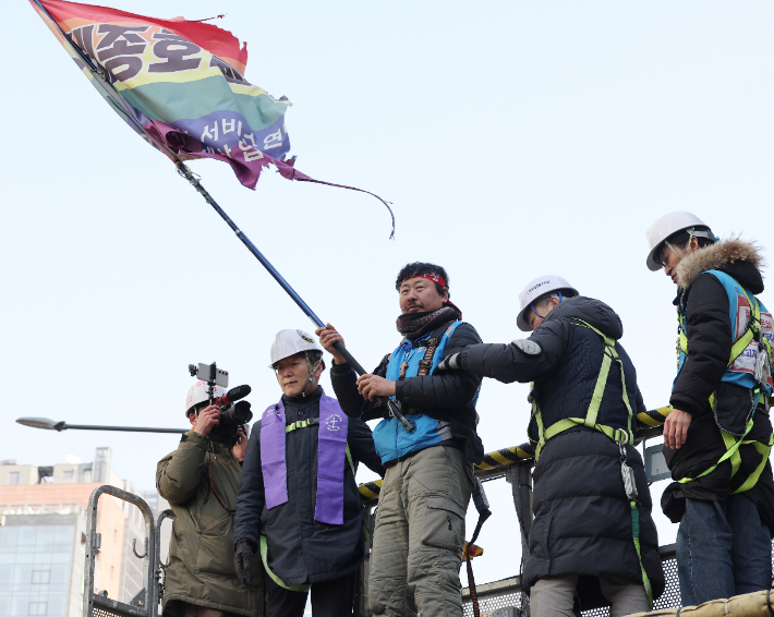 고진수씨가 14일 서울 중구 세종호텔 앞 구조물에서 내려오고 있다. 연합뉴스