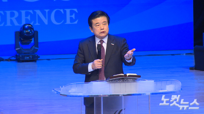 두날개선교회 대표이자 풍성한교회 담임인 김성곤 목사가 주제말씀을 하고 있다. 이강현 기자