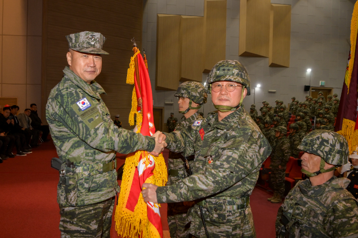 제46대 해병대 제1사단장 박성순 장군(소장)이 해병대 사령관부터 군기를 이양 받고 있다. 해병대 1사단 제공