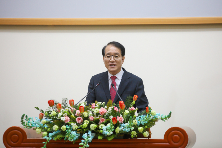 신년하례회 예배 설교를 맡은 기쁨의교회 박윤성 목사가 말씀을 전하고 있다. 최화랑 기자