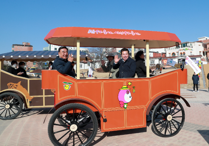 14일 태화강 국가정원에서 열린 울산마차 시승회에 참석한 김두겸 울산시장과 임현철 울산시 대변인이 마차를 타고  안전 및 불편사항 등을 점검했다. 울산시 제공