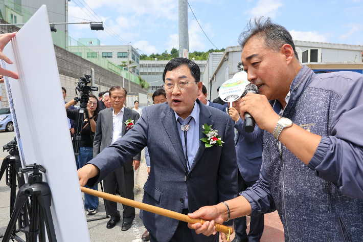 주낙영 경주시장이 외동산업단지 복합문화센터 착공식에서 공사 예정 부지에 대한 설명을 듣고 있다. 경주시 제공