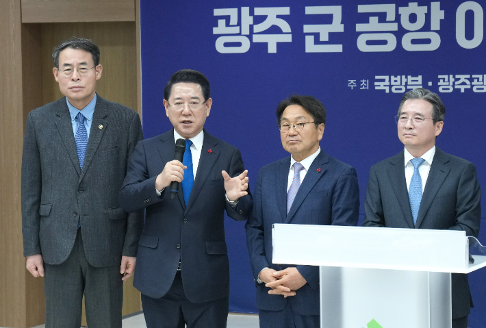 김영록 전라남도지사가 17일 김용범 청와대 정책실장과 강기정 광주시장이 참석한 가운데 광주에서 열린 '광주 군 공항 이전 6자 협의체' 회의에서 인사말을 하고 있다. 전라남도 제공