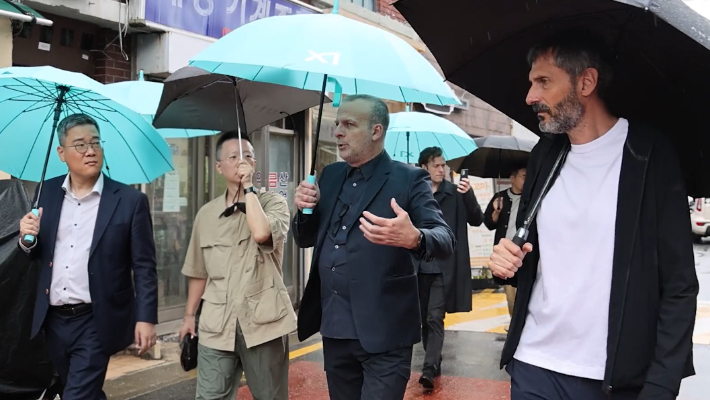 데이비드 치퍼필드 아키텍츠 소속 담당임원과 GS건설 관계자들이 성수1지구 현장을 둘러보고 있다. GS건설 제공