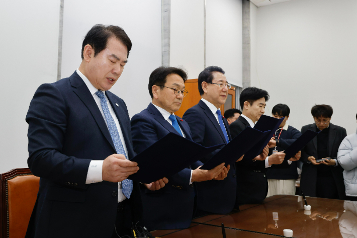 이정선 광주시교육감과 김대중 전남도교육감, 강기정 광주광역시장, 김영록 전라남도지사는 14일 국회에서 '4자 협의체 간담회'를 갖고 '광주·전남 대통합을 위한 공동 합의문'을 발표했다. 광주시교육청 제공