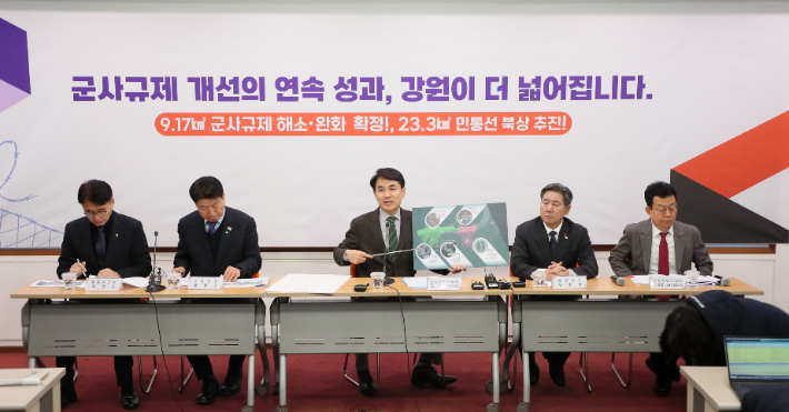 14일 군사 규제 추가 개선 결과를 발표하고 있는 김진태 강원도지사. 강원도 제공 