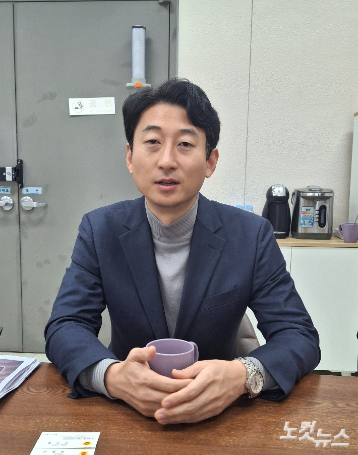 14일 부산시의회 기자실을 찾아 사사구청장 도전장을 내민 서태경 부산 민주당 사상지역위원장.강민정 기자