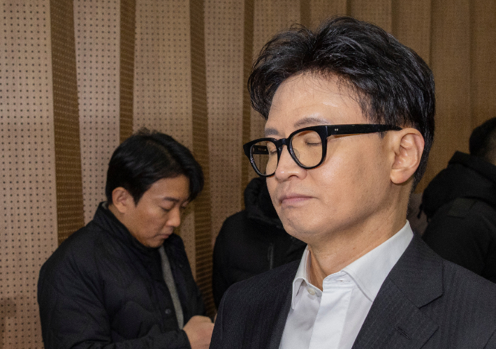 국민의힘 한동훈 전 대표가 14일 당 윤리위원회가 본인을 제명 결정한 것과 관련한 기자회견을 마친 뒤 의원들과 회견장을 빠져 나오고 있다. 연합뉴스