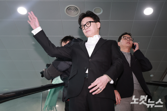 국민의힘 한동훈 전 대표가 14일 국회 소통관에서 당 윤리위원회가 본인을 제명 결정한 것과 관련해 입장을 밝힌 뒤 회견장을 떠나고 있다. 윤창원 기자