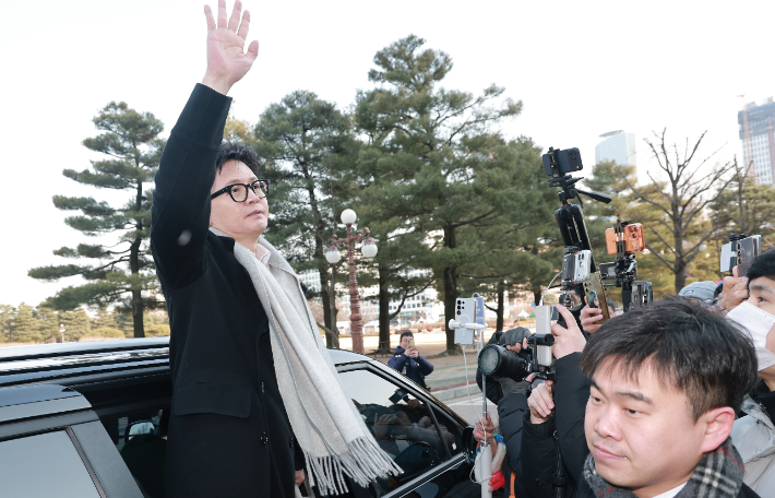 국민의힘 한동훈 전 대표가 14일 당 윤리위원회의 제명 결정 관련 기자회견을 마치고 국회의원회관을 잠시 방문한 뒤 차량에 탑승하며 지지자를 향해 손을 흔들고 있다. 연합뉴스