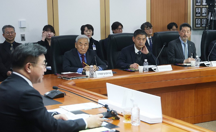 14일 종로구 정부서울청사에서 열린 행정안전부 과거사, 지방자치 분야 산하기관 업무보고에서 윤호중 장관이 발언을 하고 있다. 연합뉴스