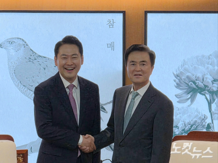 14일 오후 충남도청에서 만난 장동혁 국민의힘 대표와 김태흠 충남지사가 손을 맞잡고 있다. 김정남 기자