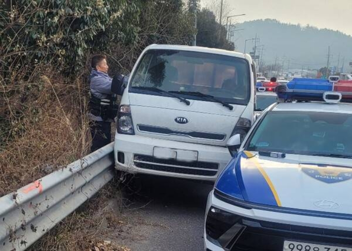 고속도로 진입 하던 트럭을 경찰차가 막아 세웠다. 순천경찰서 제공 