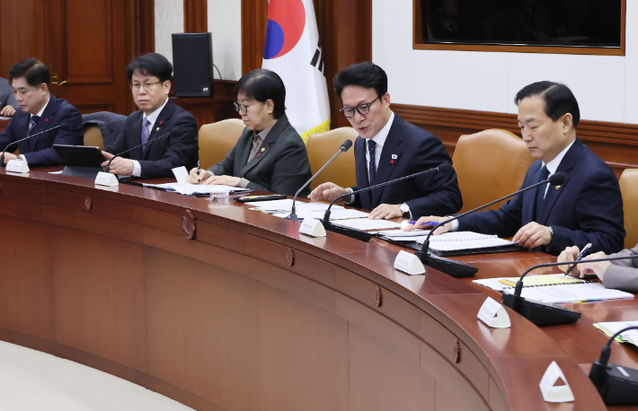 김민석 국무총리가 15일 서울 종로구 정부서울청사에서 열린 국가정책조정회의를 주재하고 있다. 연합뉴스